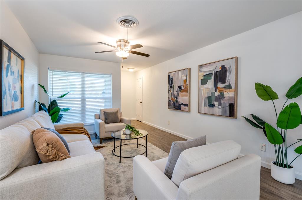 1209 Ridgeway Drive Richardson, TX 75080 - Photo 4 of 33 a living room with furniture and a potted plant