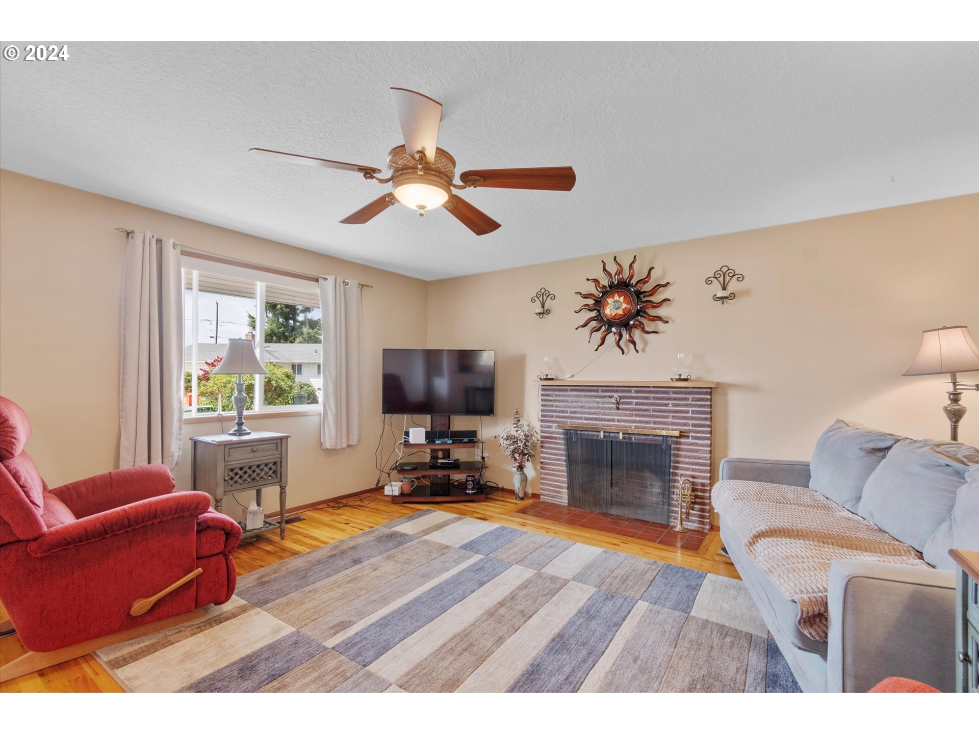 1580 Thompson Road Woodburn, OR 97071 - Photo 4 of 37 Living Room