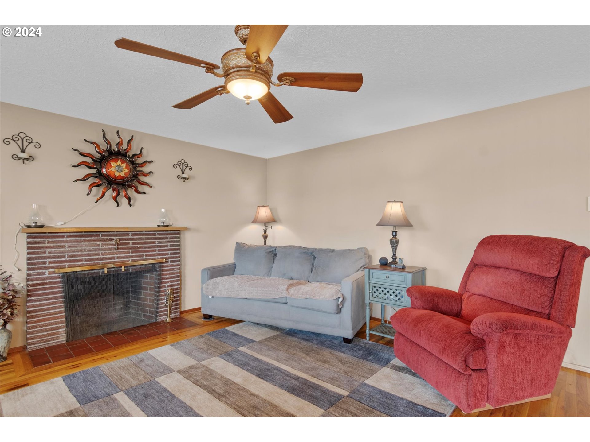 1580 Thompson Road Woodburn, OR 97071 - Photo 5 of 37 Living Room