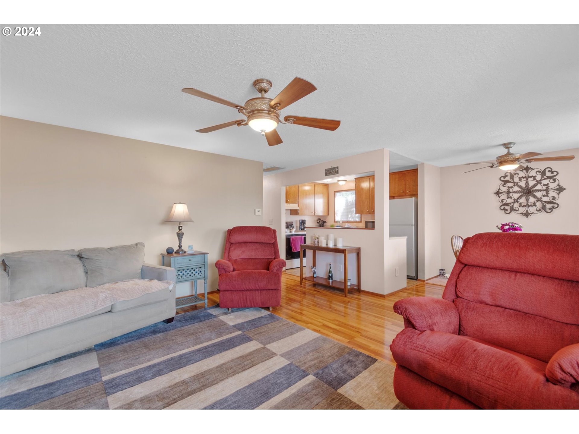 1580 Thompson Road Woodburn, OR 97071 - Photo 6 of 37 Living Room