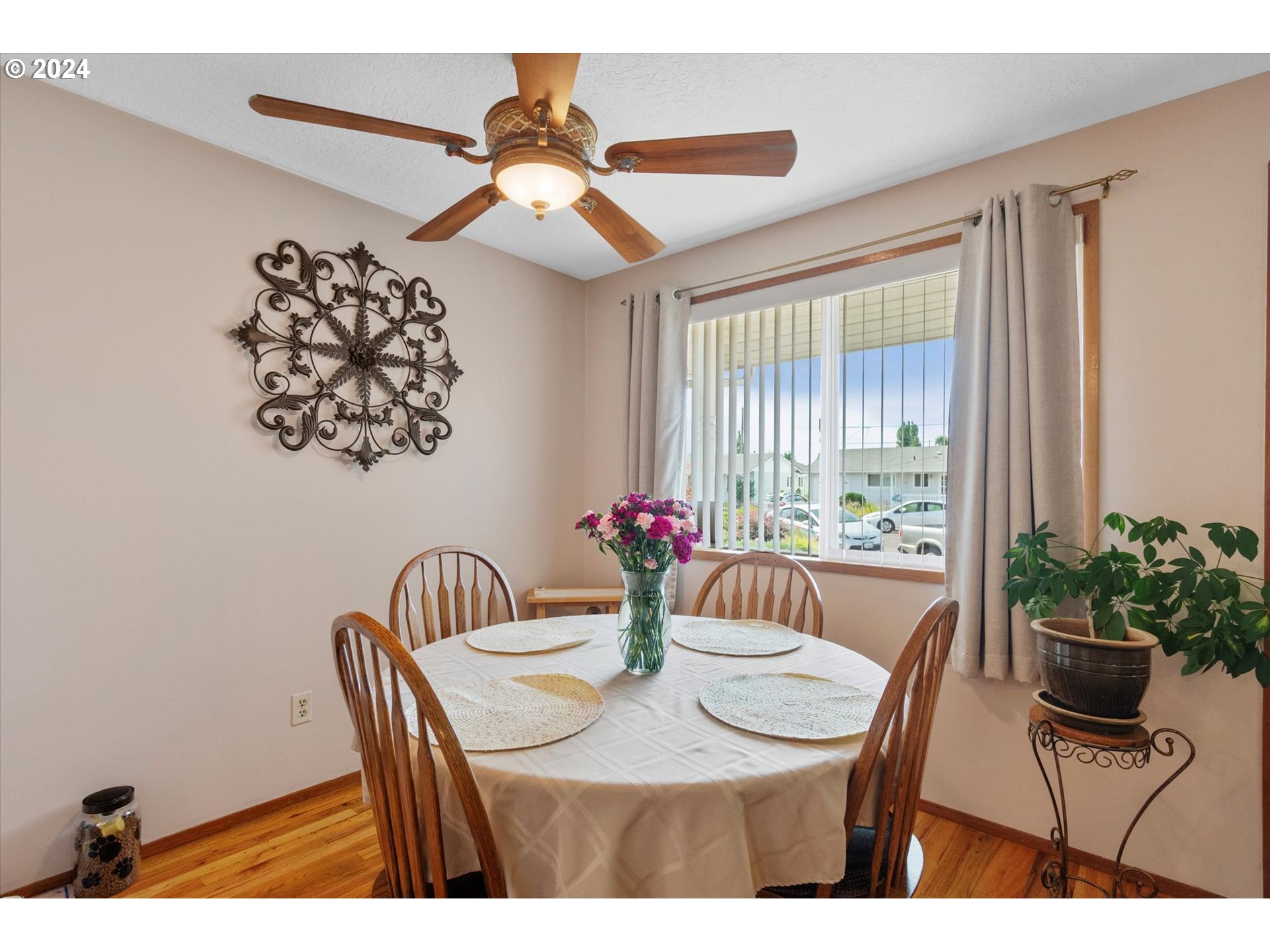 1580 Thompson Road Woodburn, OR 97071 - Photo 8 of 37 Dining Room