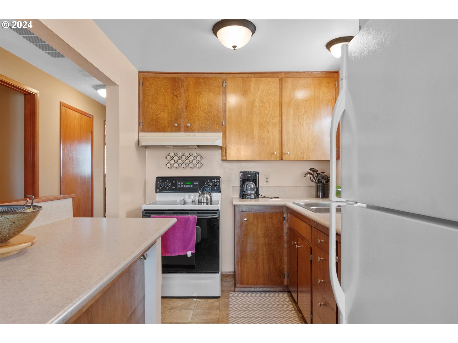 1580 Thompson Road Woodburn, OR 97071 - Photo 9 of 37 Kitchen