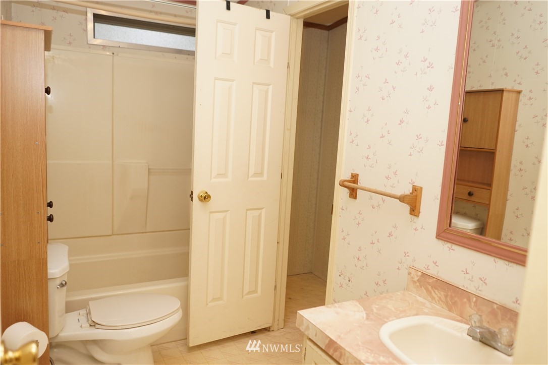 8405 Rainier Road Southeast Olympia, WA 98513 - Photo 10 of 24 Gallery Image 10