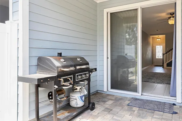 a view of livingroom with furniture