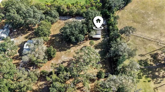 a view of a back yard