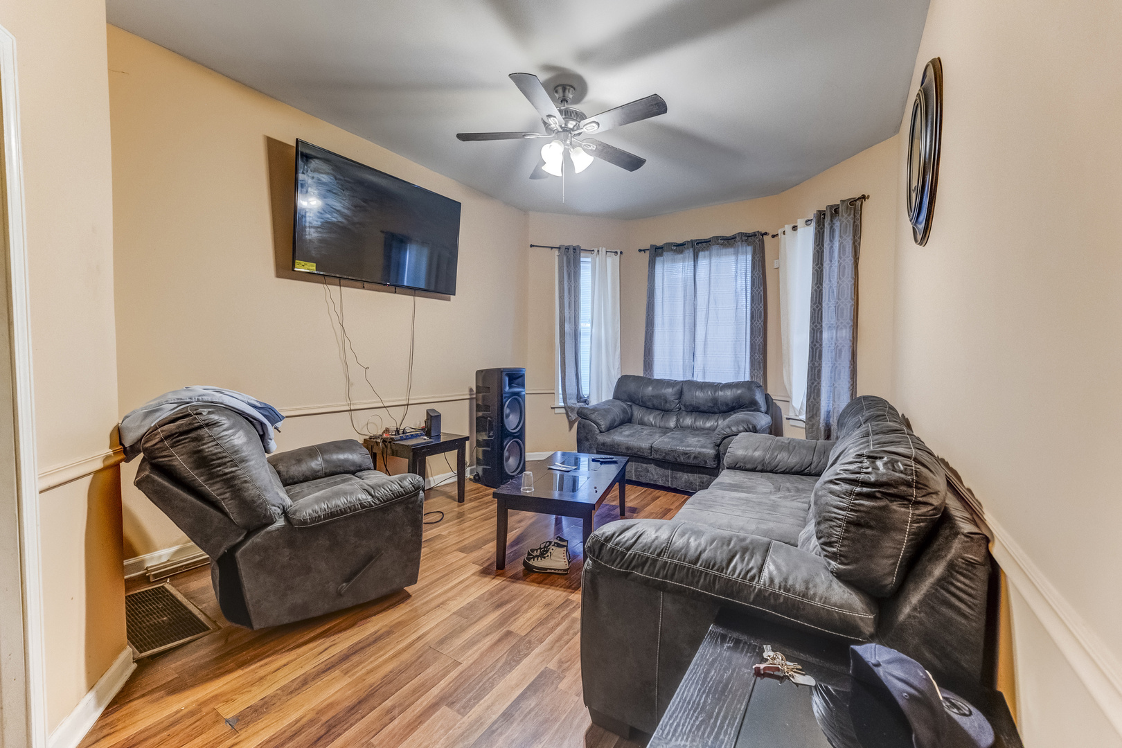 6601 South St Lawrence Avenue Chicago, IL 60637 - Photo 13 of 29 a living room with furniture and a flat screen tv