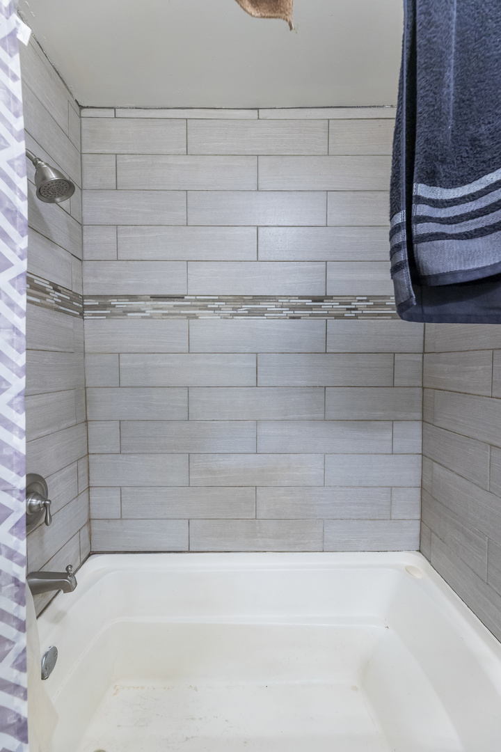 6601 South St Lawrence Avenue Chicago, IL 60637 - Photo 16 of 29 a bathroom with a bathtub