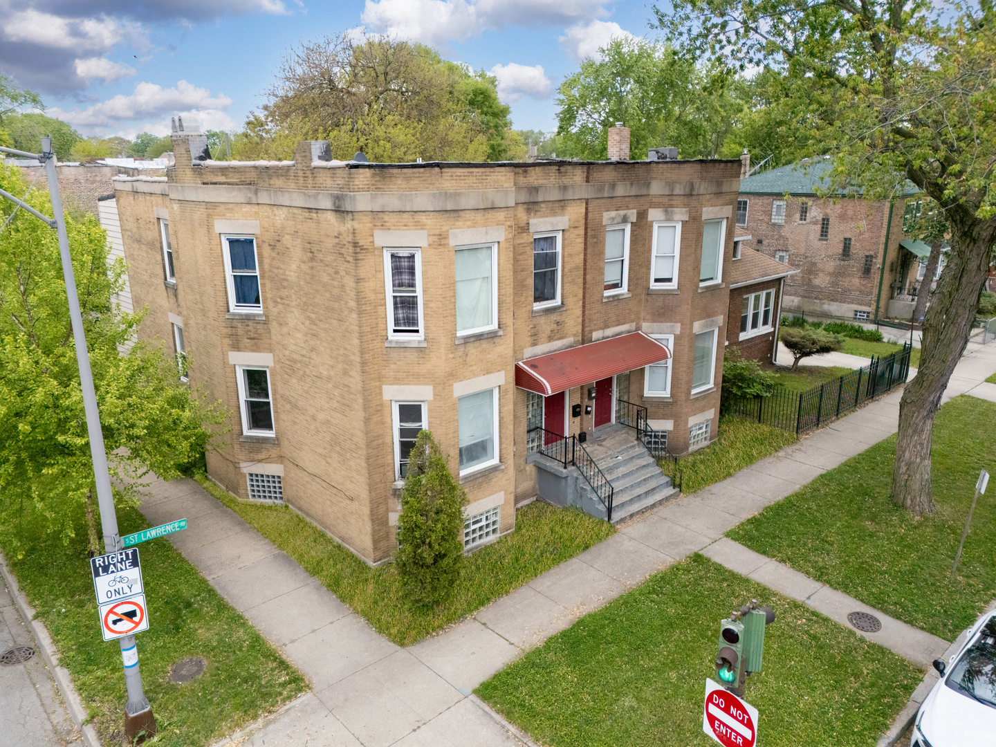 6601 South St Lawrence Avenue Chicago, IL 60637 - Photo 28 of 29 a view of a house with backyard and sitting area
