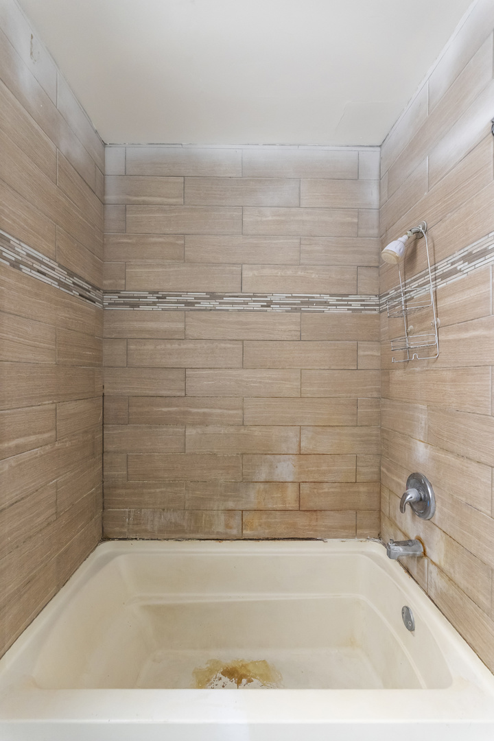 6601 South St Lawrence Avenue Chicago, IL 60637 - Photo 6 of 29 a bathroom with a bathtub
