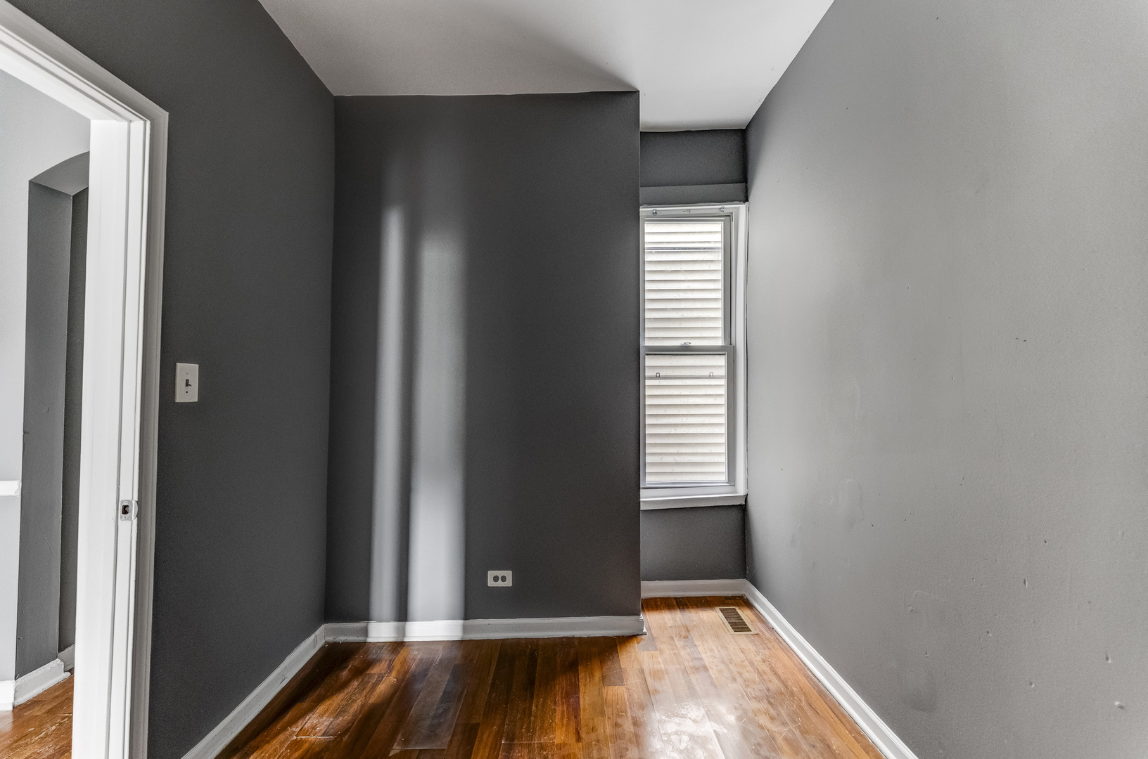 6601 South St Lawrence Avenue Chicago, IL 60637 - Photo 7 of 29 a view of an empty room and window