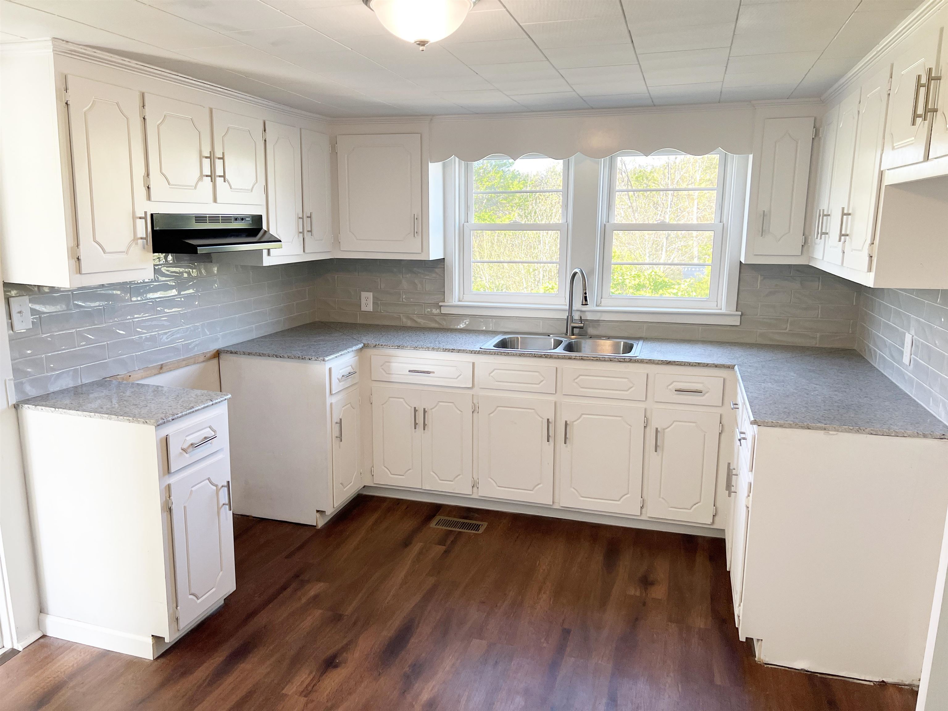 605 Motlow Creek Road Campobello, SC 29322 - Photo 5 of 24