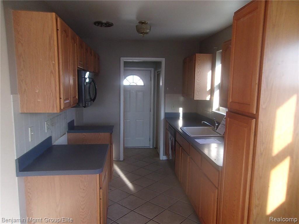 17806 Winsome Road Fraser, MI 48026 - Photo 2 of 12 177_3858.JPG