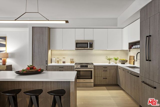 $15,995 | 9001 Santa Monica Boulevard, Unit 202, West Hollywood, CA 90069