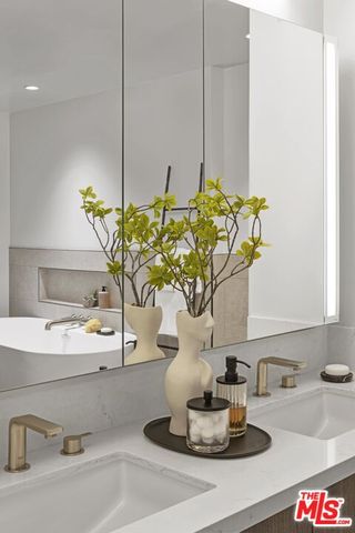 $15,995 | 9001 Santa Monica Boulevard, Unit 202, West Hollywood, CA 90069