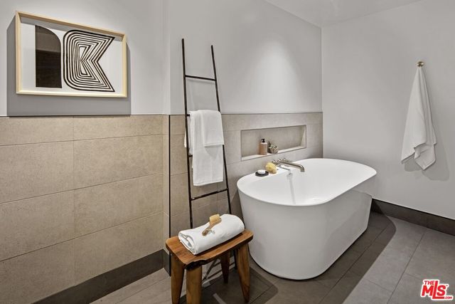 $15,995 | 9001 Santa Monica Boulevard, Unit 202, West Hollywood, CA 90069