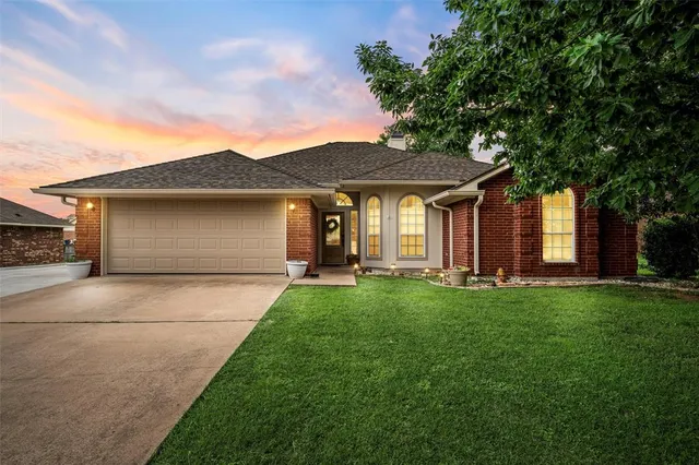 $349,900 | 112 Topaz Circle, Hewitt, TX 76643