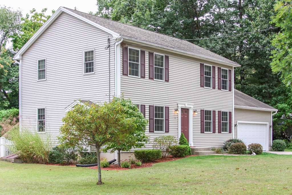 a view of a house with a yard