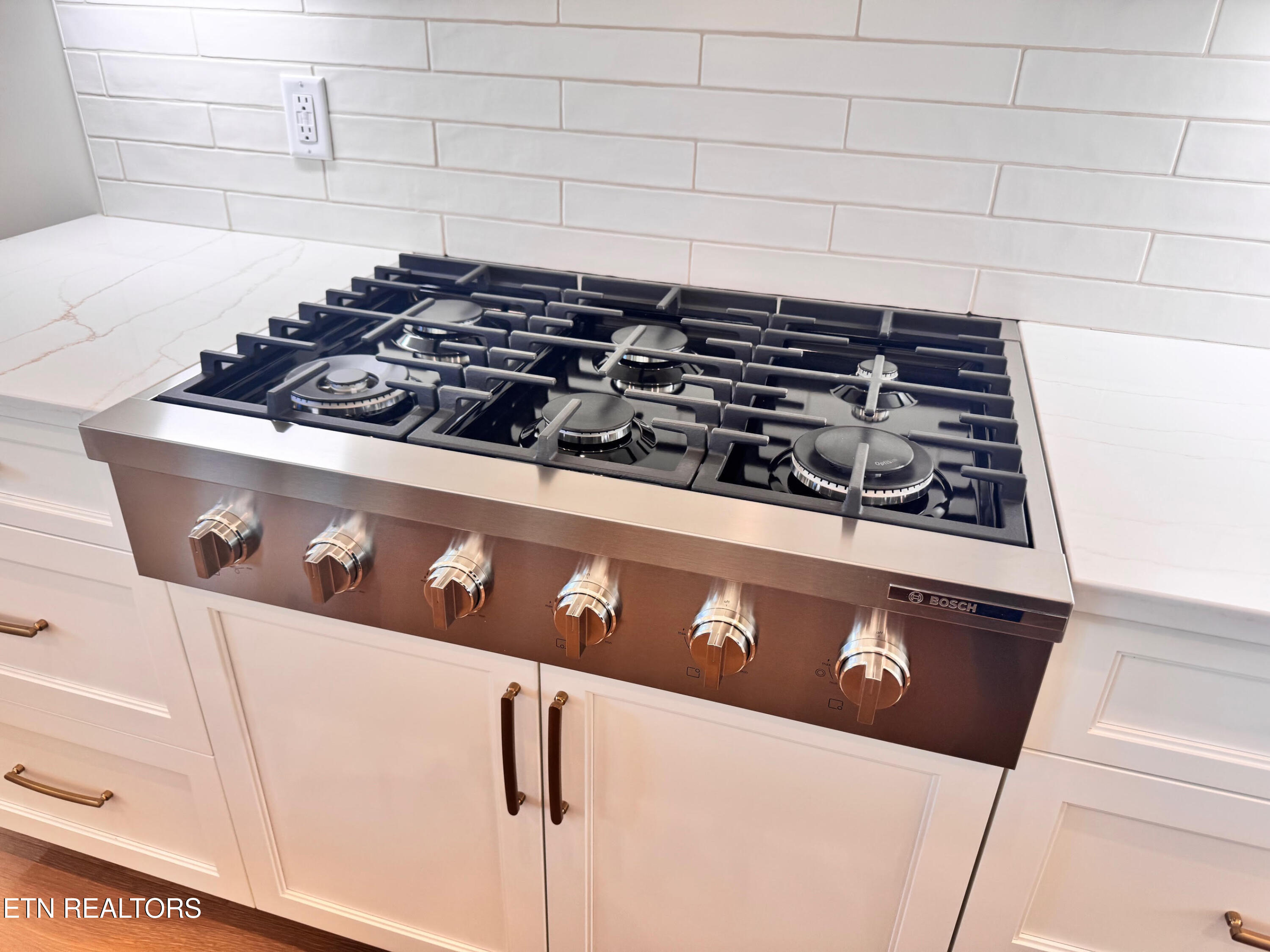 3741 Edgewater Way Louisville, TN 37777 - Photo 21 of 58 Gas Bosch Cooktop