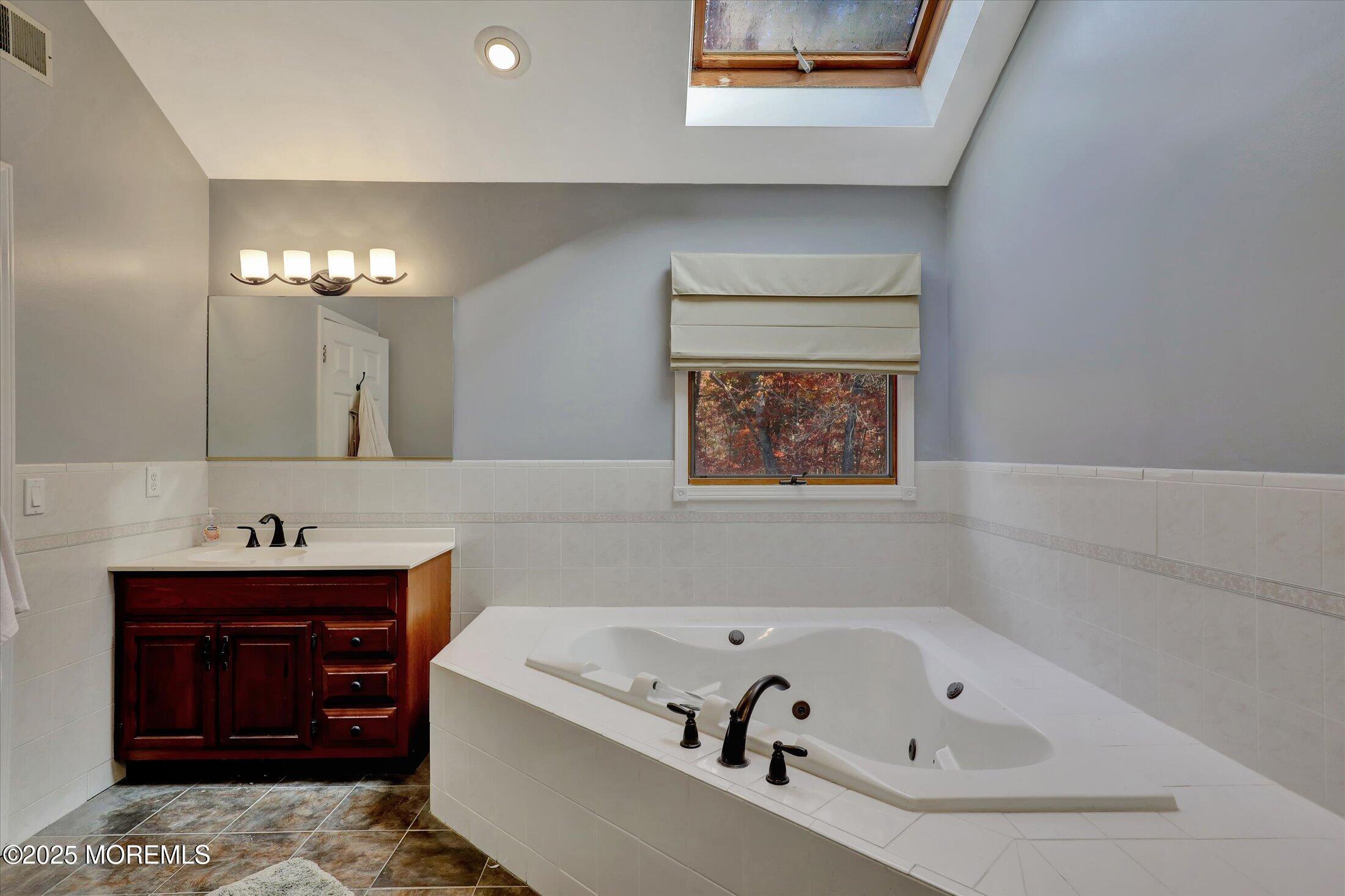 9 Rutherford Court Jackson, NJ 08527 - Photo 30 of 47 30-Primary Bathroom