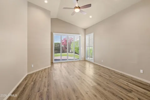 a picture of a book shelf