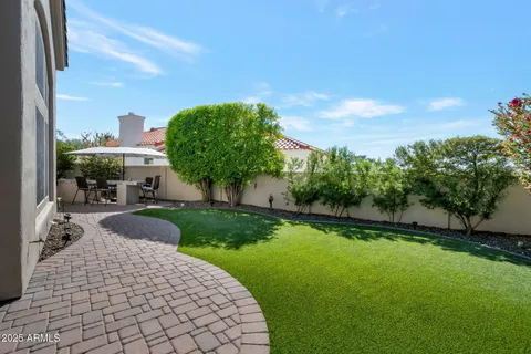 a view of a back yard