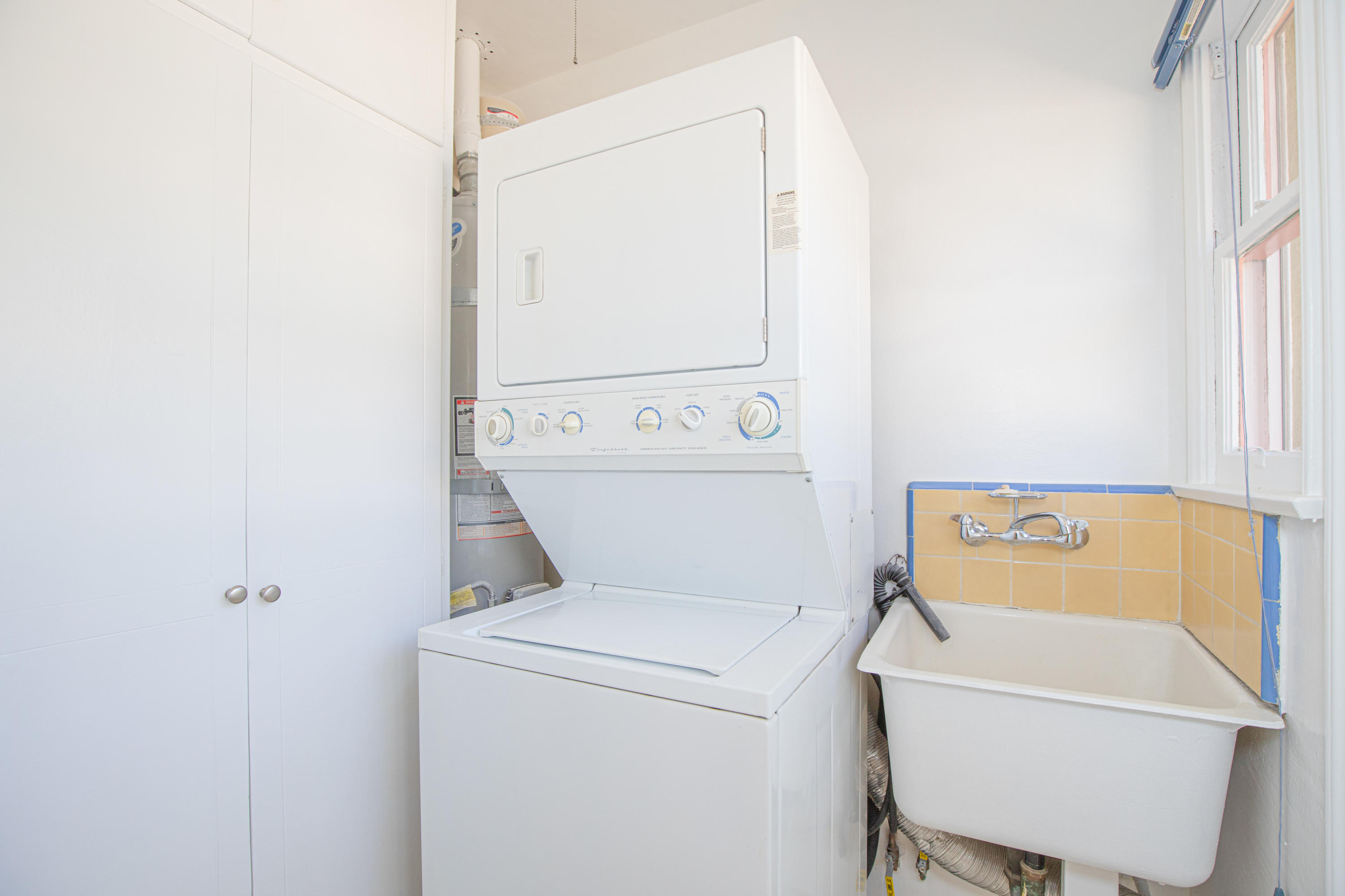 1564 Riverside Drive Glendale, CA 91201 - Photo 13 of 24 a utility room with dryer and washer