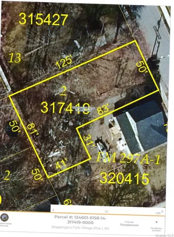 a black and white photo of a building