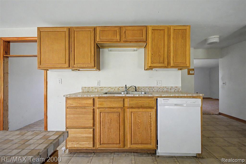 2145 Oakville Waltz Road New Boston, MI 48164 - Photo 39 of 56