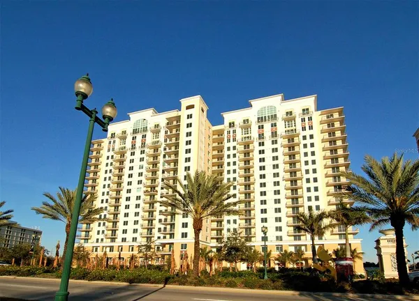 $3,200 | 800 North Tamiami Trail, Unit 203, Sarasota, FL 34236