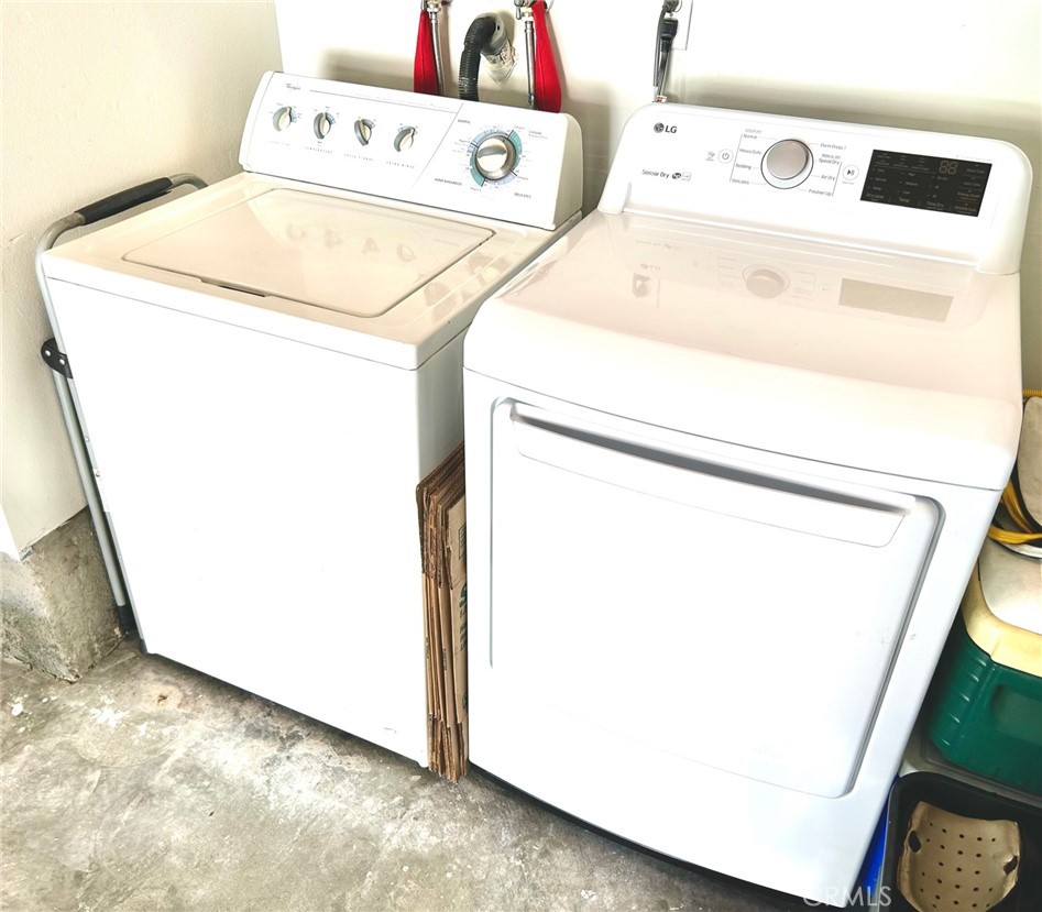 2811 Caponi Place Tustin, CA 92782 - Photo 24 of 50 a utility room with dryer and washer