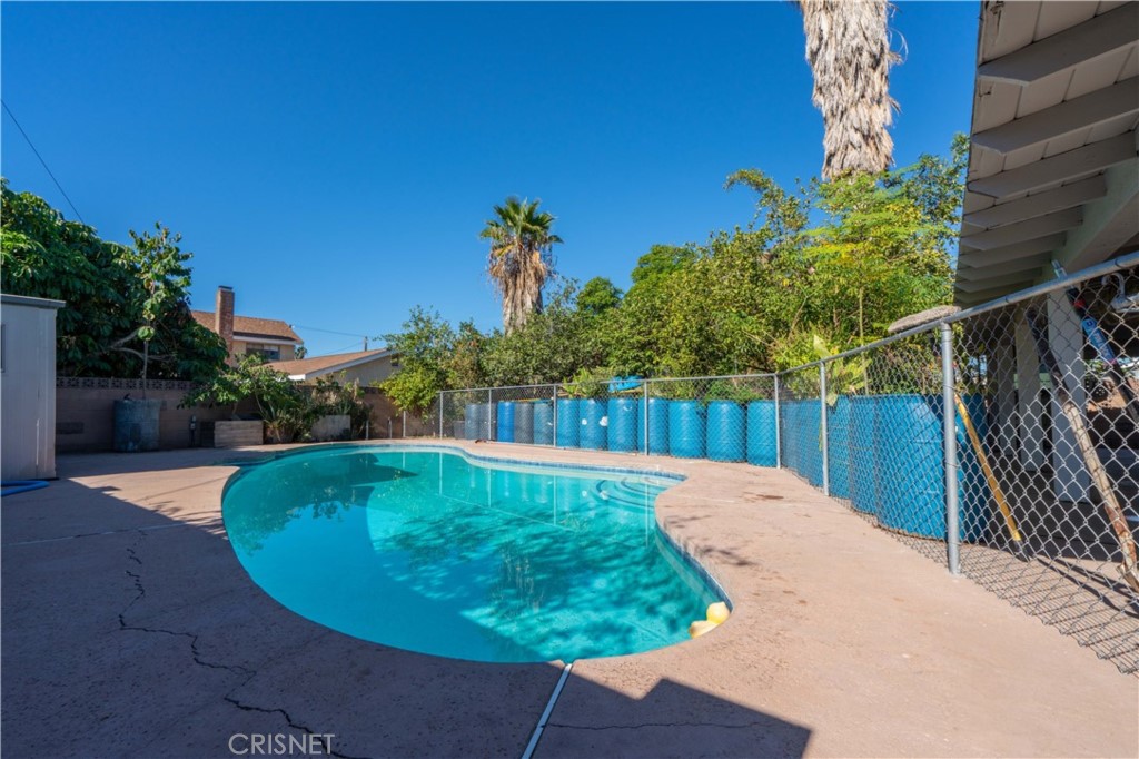 9021 Oneida Avenue Sun Valley, CA 91352 - Photo 34 of 36 a view of a backyard