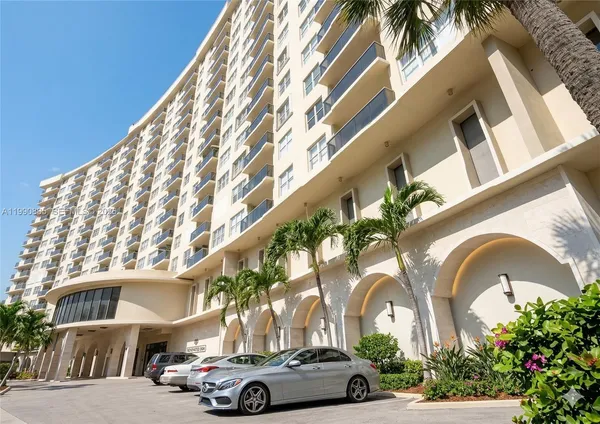 $2,700 | 6039 Collins Avenue, Unit PH10, Miami Beach, FL 33140