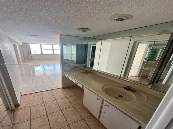 $2,700 | 6039 Collins Avenue, Unit PH10, Miami Beach, FL 33140