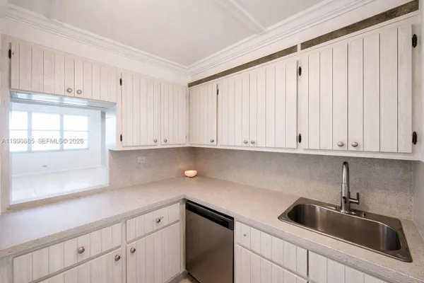 $2,700 | 6039 Collins Avenue, Unit PH10, Miami Beach, FL 33140