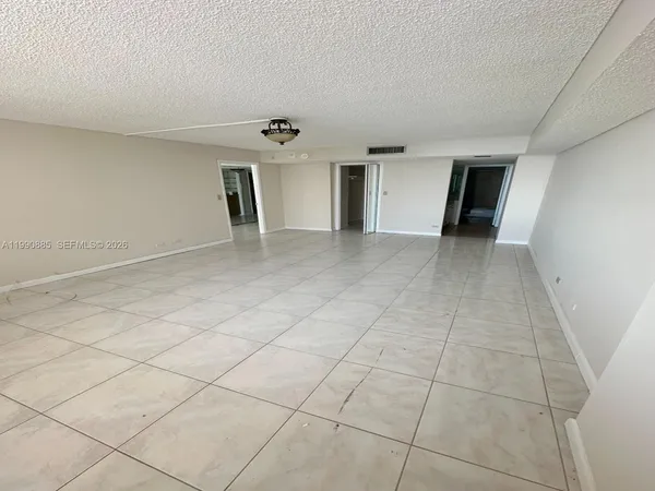 $2,700 | 6039 Collins Avenue, Unit PH10, Miami Beach, FL 33140