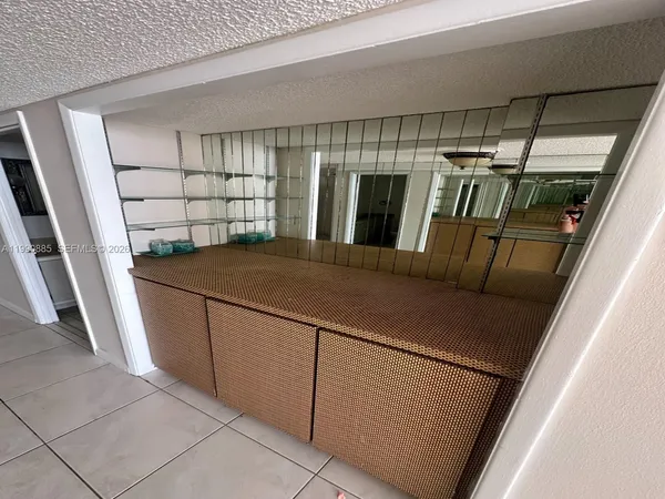 $2,700 | 6039 Collins Avenue, Unit PH10, Miami Beach, FL 33140