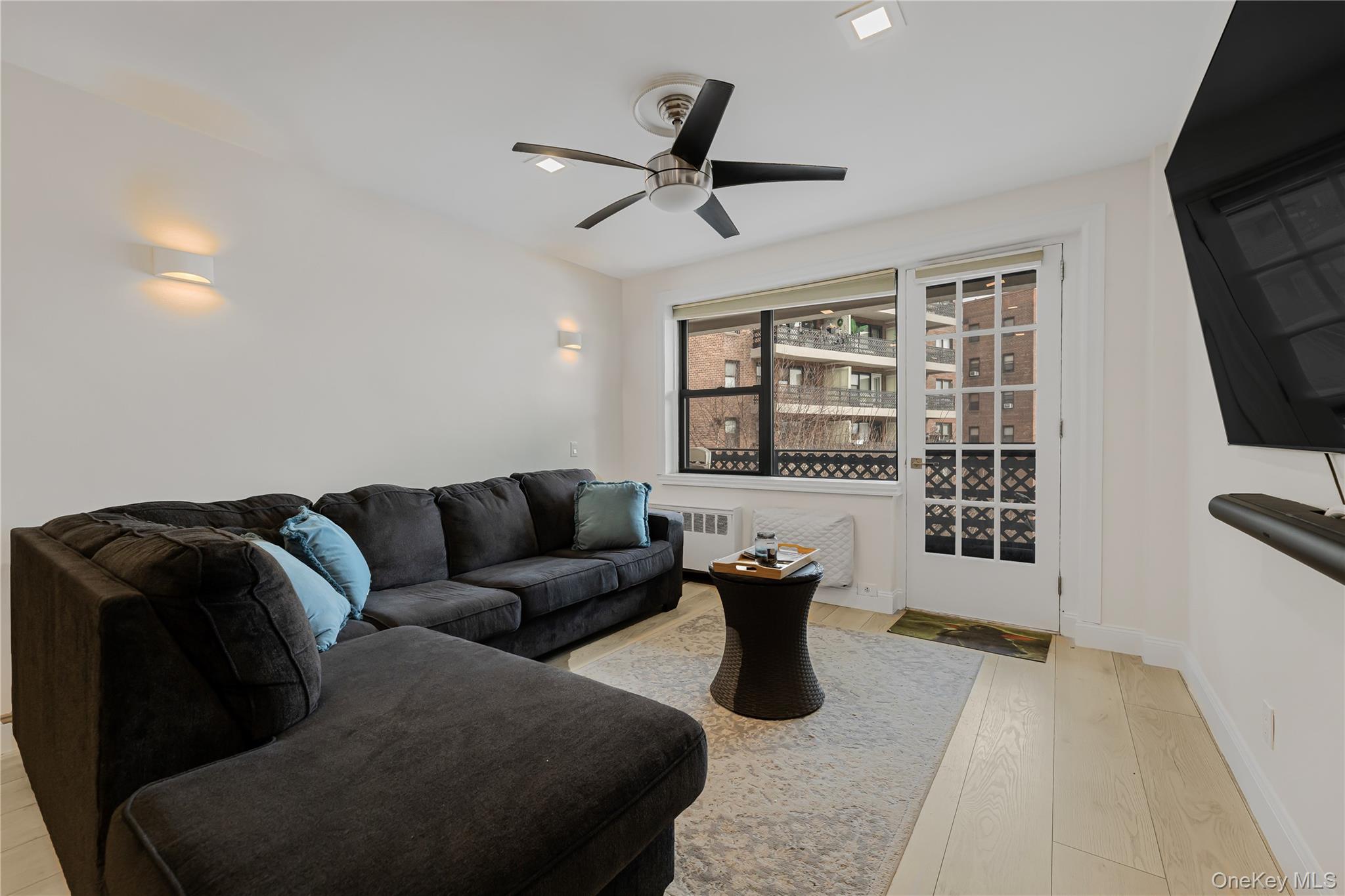 640 Pelham Road, Unit 3L New Rochelle, NY 10805 - Photo 7 of 20 a living room with furniture