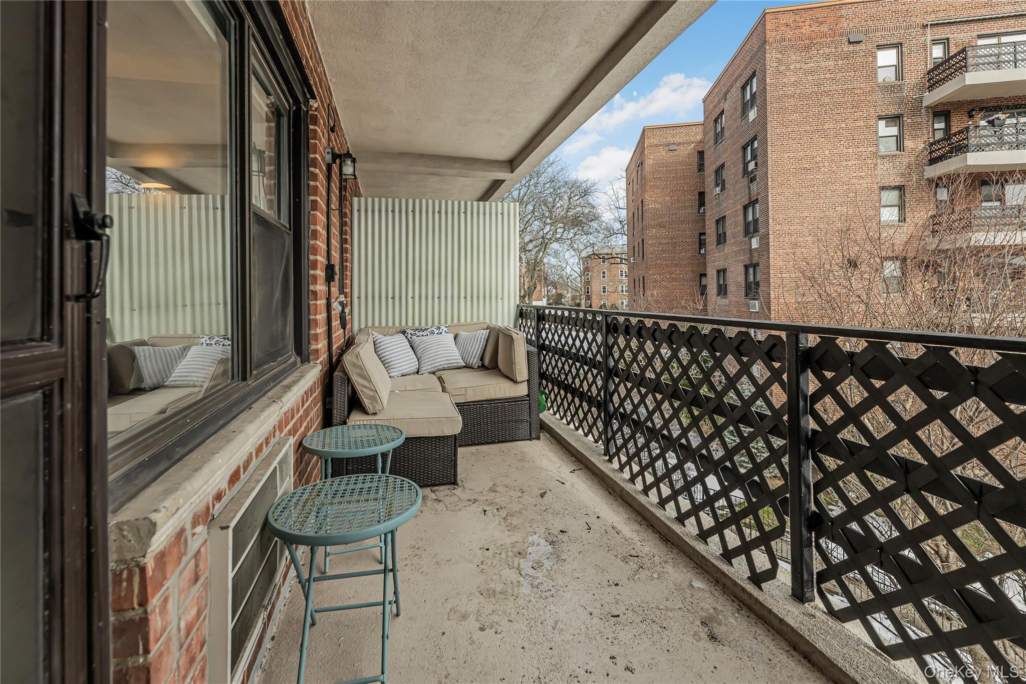 640 Pelham Road, Unit 3L New Rochelle, NY 10805 - Photo 10 of 20 a living room with furniture