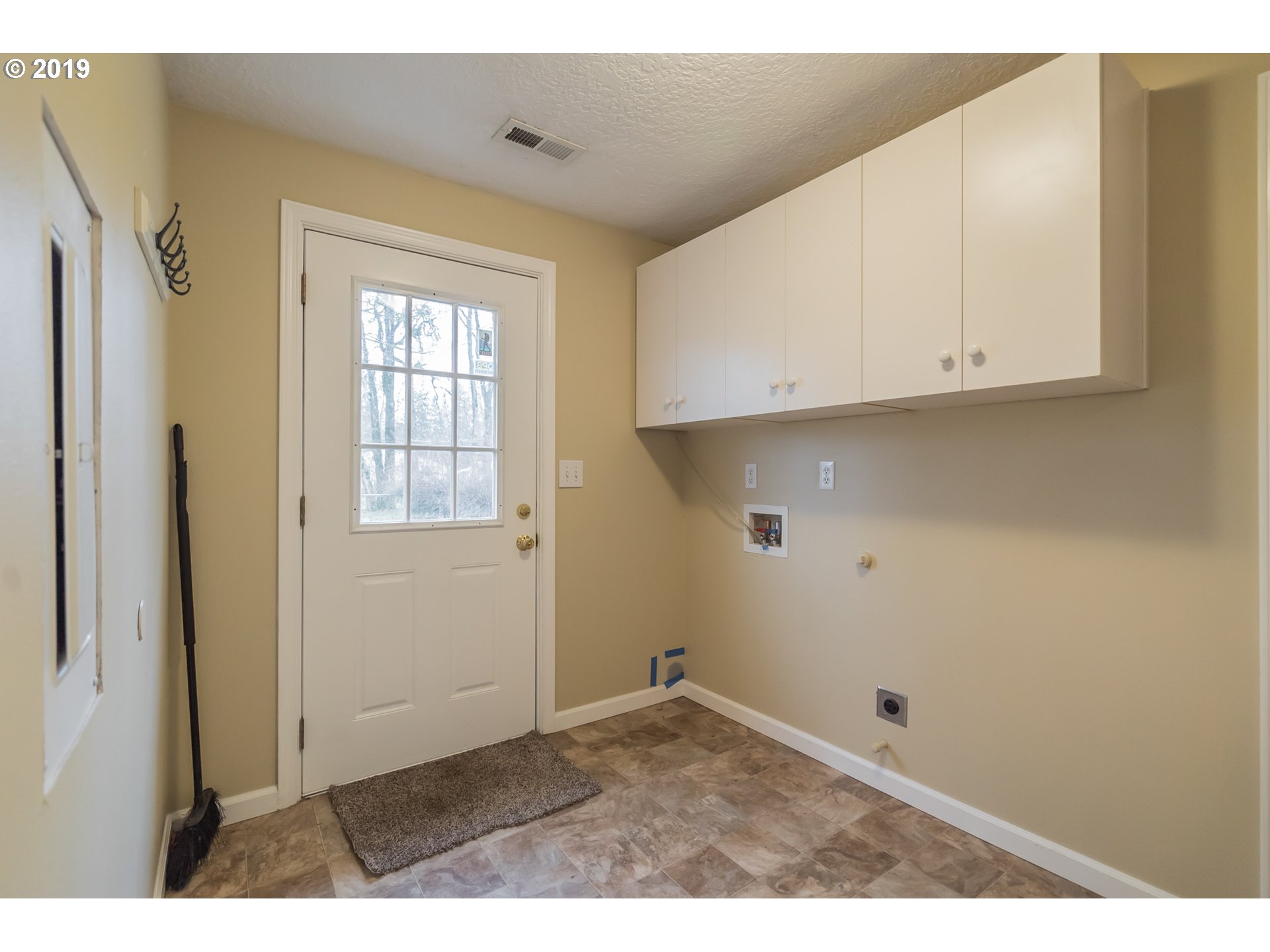12929 Southeast Rusk Road Milwaukie, OR 97222 - Photo 27 of 32 a view of an empty room with a window