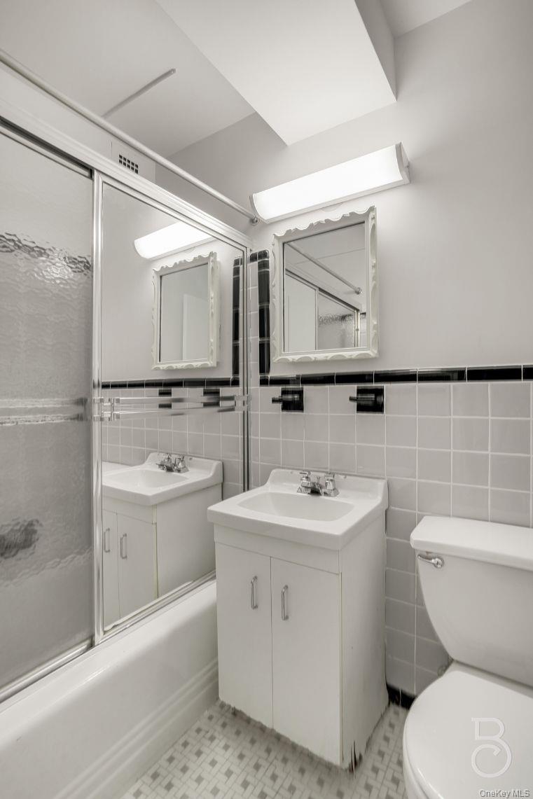 33-43 14th Street, Unit 4B Queens, NY 11106 - Photo 8 of 19 a bathroom with a sink toilet mirror and bathtub