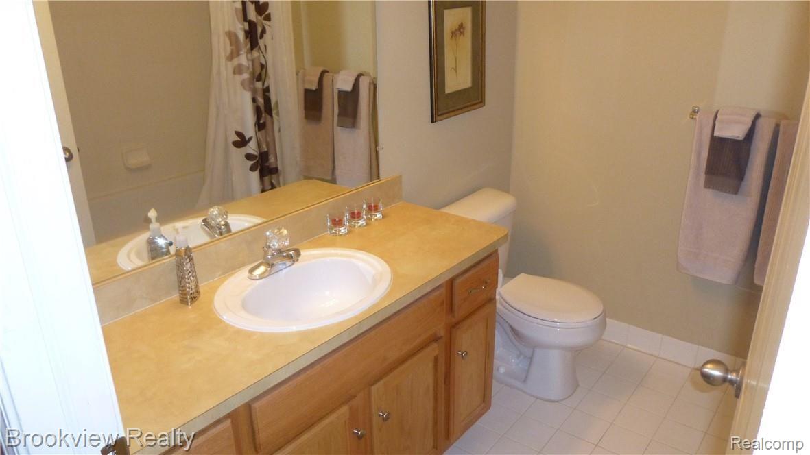 46154 Rhodes Drive Macomb, MI 48044 - Photo 23 of 32 P1020305.JPG
