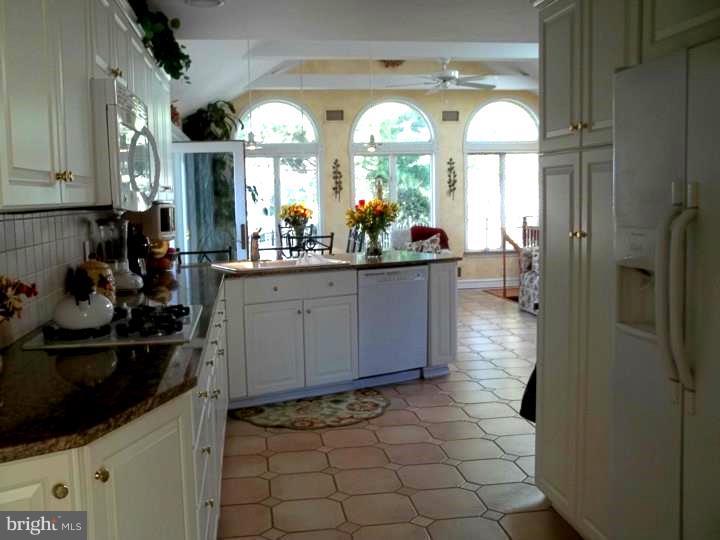 555 Kennerly Road Springfield, PA 19064 - Photo 8 of 18 Kitchen
