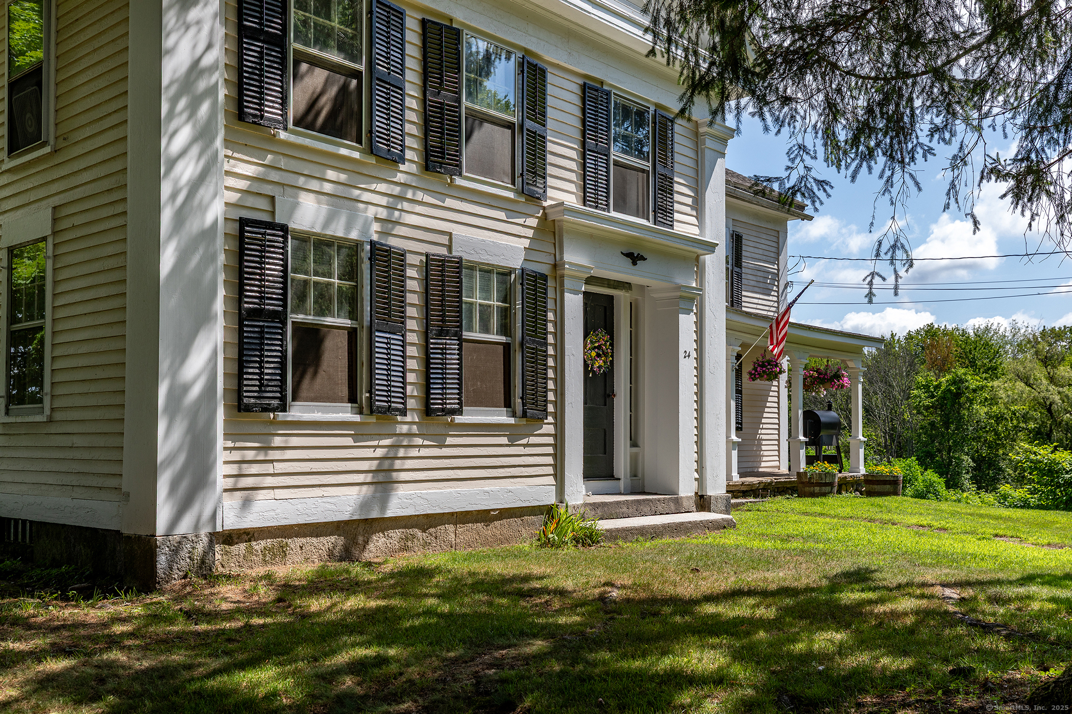 a view of a house with a yard