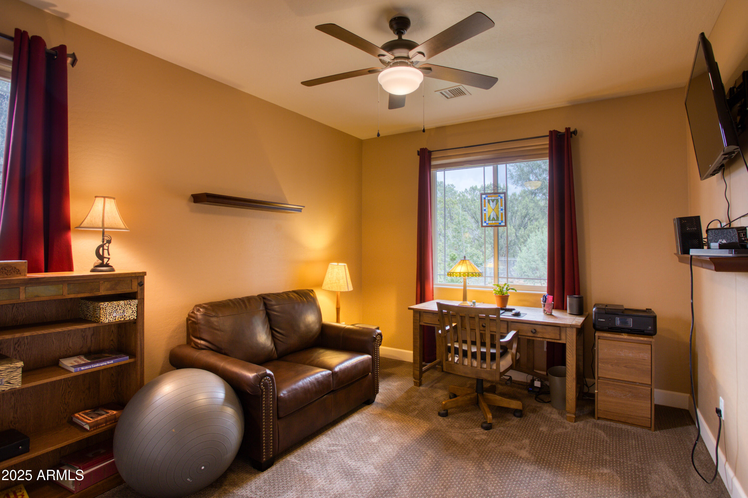 901 South Ridgeline Drive Show Low, AZ 85901 - Photo 21 of 31 a living room with furniture and a flat screen tv