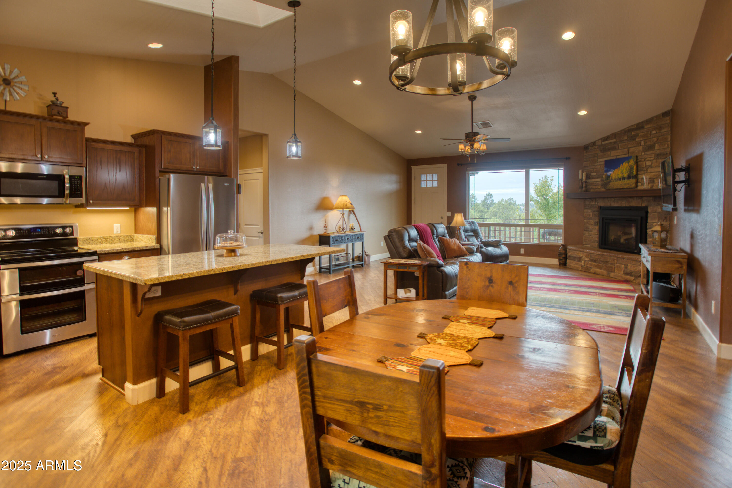 901 South Ridgeline Drive Show Low, AZ 85901 - Photo 4 of 31 a view of a dining room with furniture