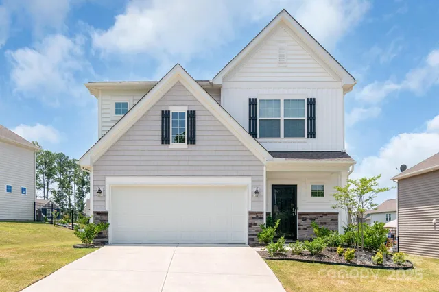 a view of a house with yard and plants