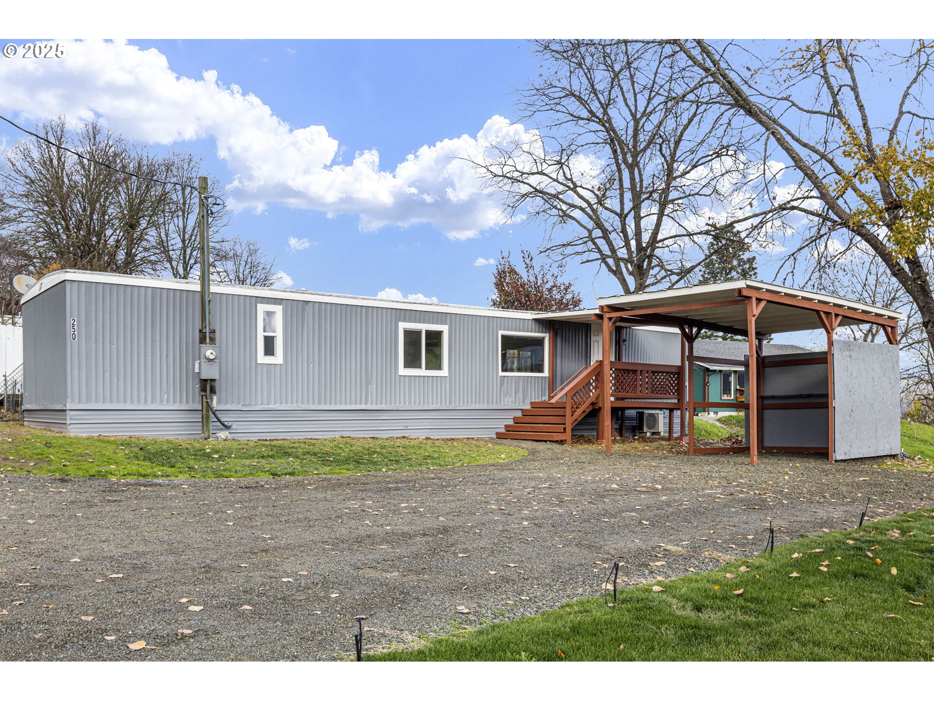 a view of a house with backyard