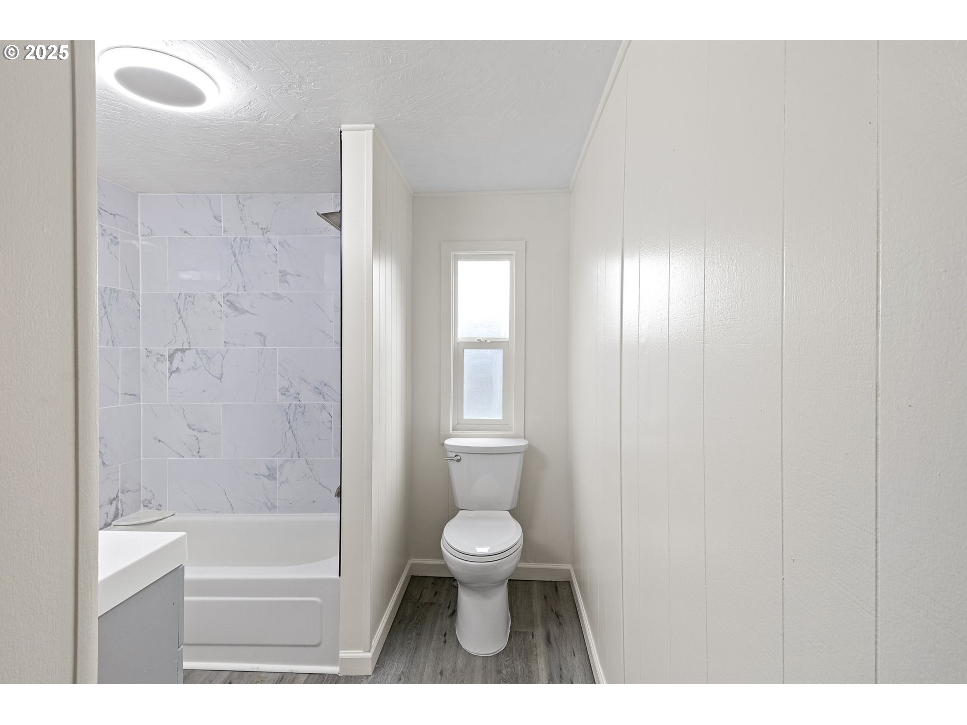 250 Northeast Jorgen Street Winston, OR 97496 - Photo 22 of 36 a bathroom with a toilet a sink and a bathtub