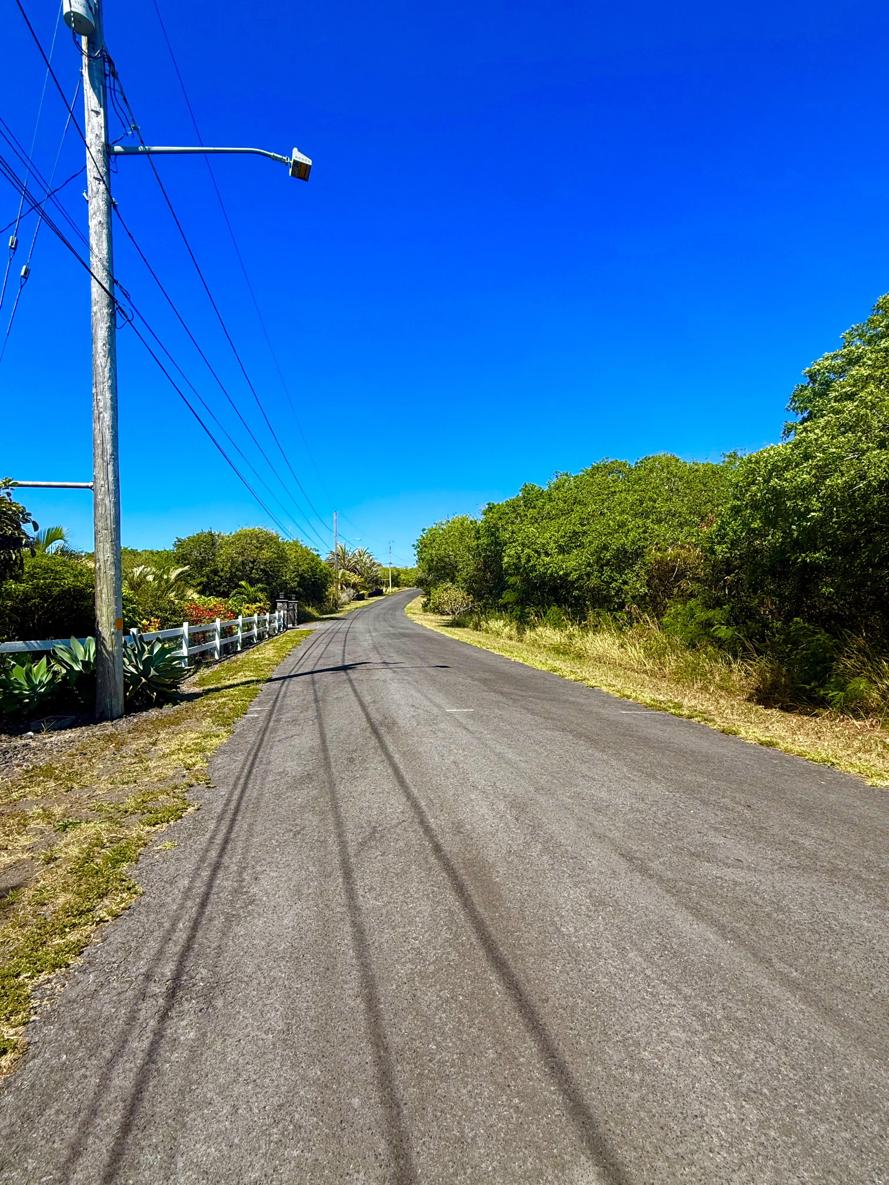 189 Kia Lua Street Naalehu, HI 96772 - Photo 4 of 7 a view of a street with a yard