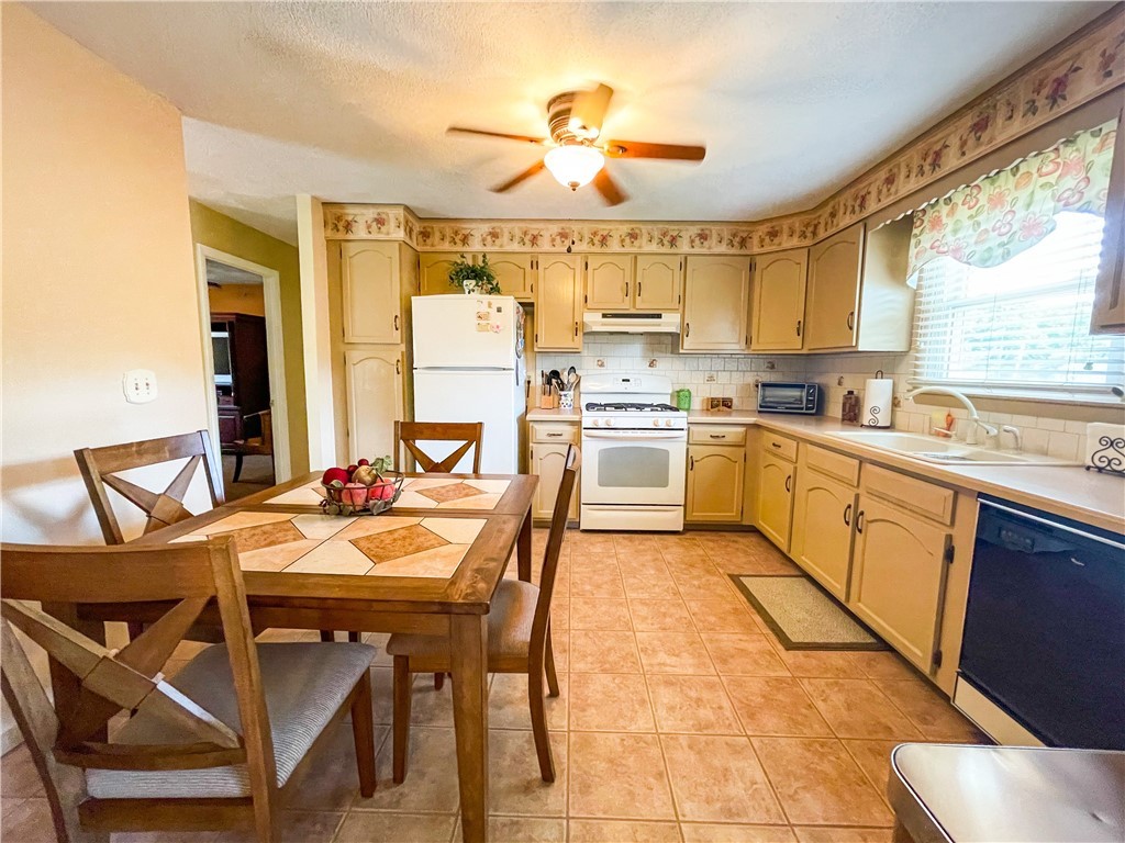 15 Carriage Road Cranston, RI 02920 - Photo 8 of 32 Gallery Image 8